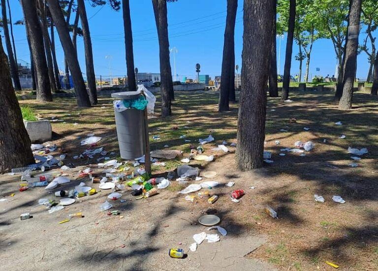 El PP de Vigo denuncia que Caballero engaña a la ciudad y le insta a “coger la escoba de verdad” para reforzar el deficiente servicio de limpieza