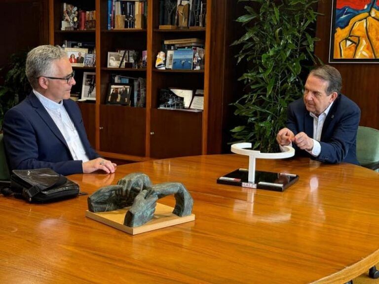 El alcalde reafirma con el nuevo obispo la colaboración del Consistorio con la Diócesis de Tui-Vigo