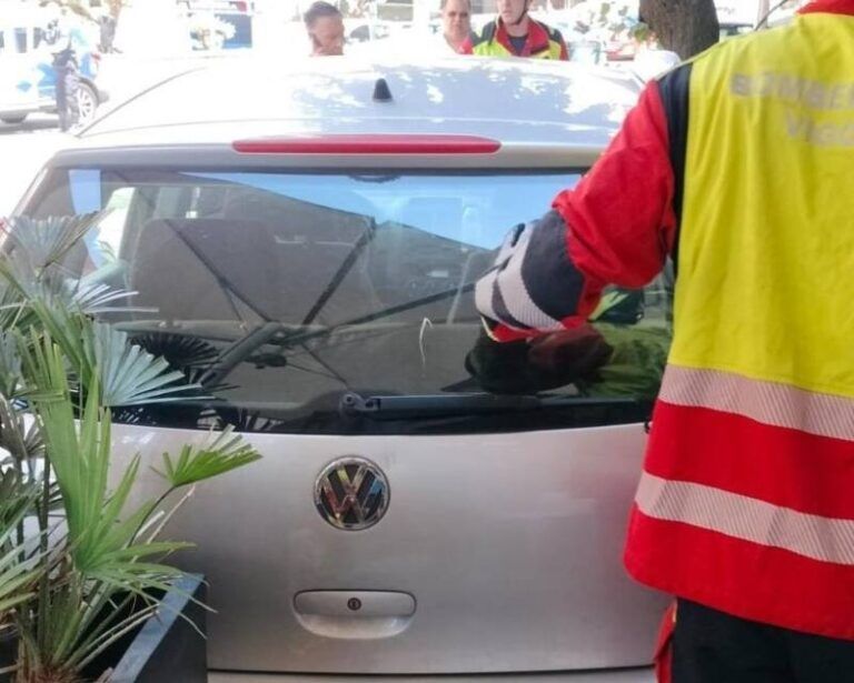 Una docena de heridos al invadir en Vigo un nonagenario una terraza cuando aparcaba con su coche