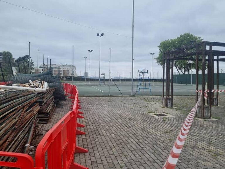 El PP de Vigo denuncia el total abandono de las instalaciones de tenis en Samil con siete de las doce pistas cerradas por falta de mantenimiento