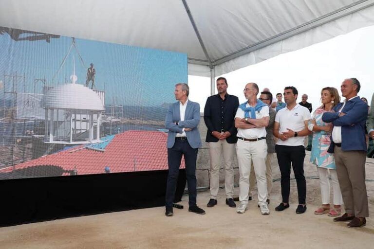 Luis López destaca a importancia de recuperar elementos patrimoniais como o faro pequeno de Cabo Silleiro, que despois de 100 anos volve estar en funcionamento