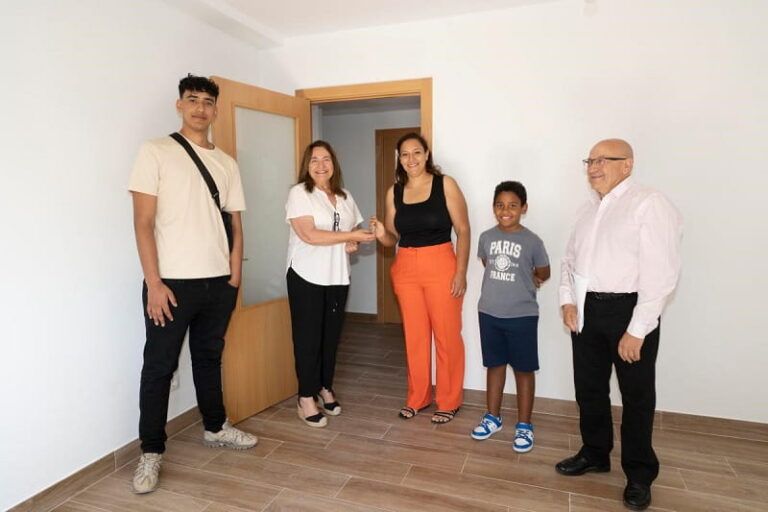 Ana Ortiz entrega las llaves de una vivienda pública en alquiler en la avenida de Galicia de Vigo