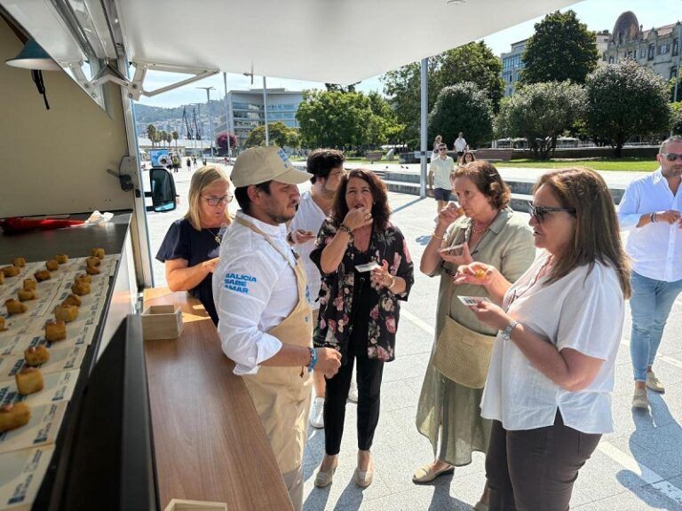 La campaña «GALICIA SABE AMAR» desembarca en Vigo con el reparto gratuito de pinchos