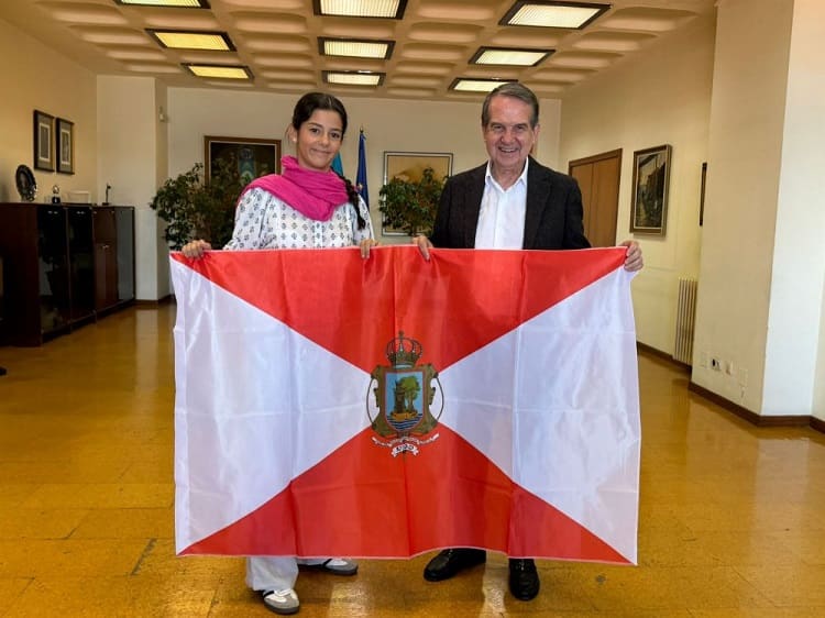 Abel Caballero recibe á taekwondista viguesa que representará a España no Campeonato do Mundo de Hong Kong