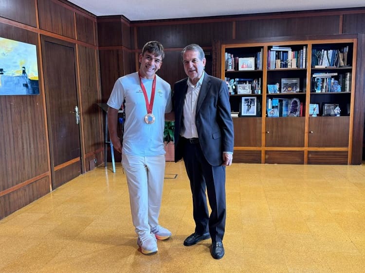 O alcalde felicita a Martín de la Puente, medalla de bronce en dobres de tenis en cadeira de rodas nos Xogos de París