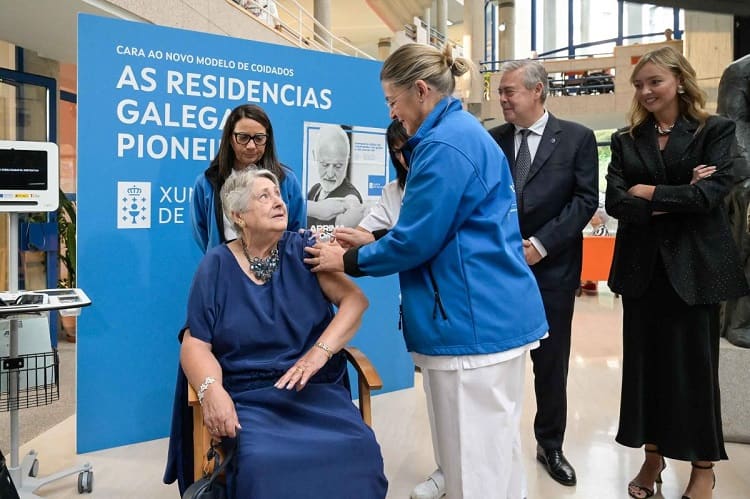 La Xunta inicia la campaña de vacunación frente a la gripe y a la Covid-19 en las residencias de mayores