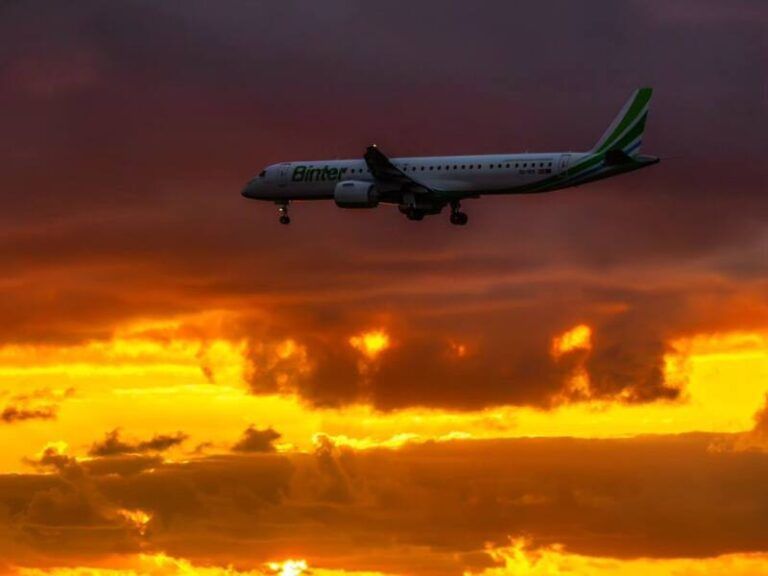 Binter bautiza uno de sus nuevos aviones con el nombre de Vigo