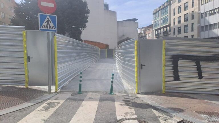 Reabre provisionalmente ao tráfico peonil a conexión entre as rúas Hernán Cortés e Colmeiro Laforet