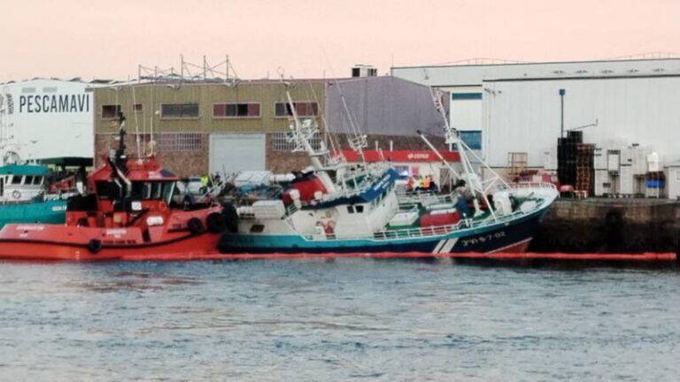 Auxilian a un palangrero en O Berbés