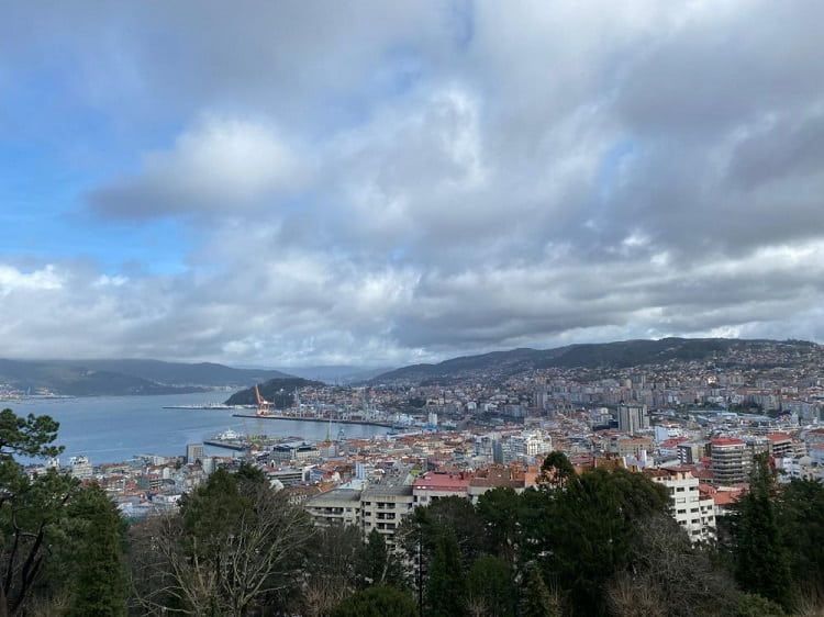 Vigo recupera la normalidad tras el apagón, aunque mantiene restricciones para el baño en playas