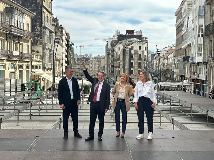 Vigo comienza la instalación de su gran árbol de Navidad