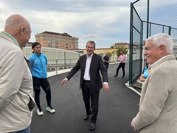 O Concello inviste 408.000 euros na mellora do campo de fútbol e a pista de rodadura das Travesas