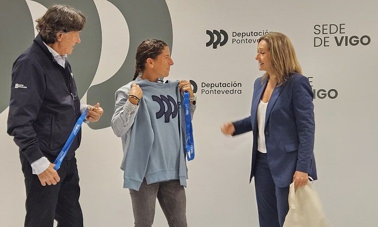 Luisa Sánchez recibe na sede da Deputación en Vigo a Esperanza Barreras, campioa do mundo de Stand Up Paddle Boarding