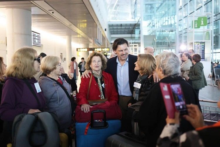 El secretario general de la Emigración da la bienvenida a los mayores del exterior que participan en el programa ‘Reencontros con Galicia’