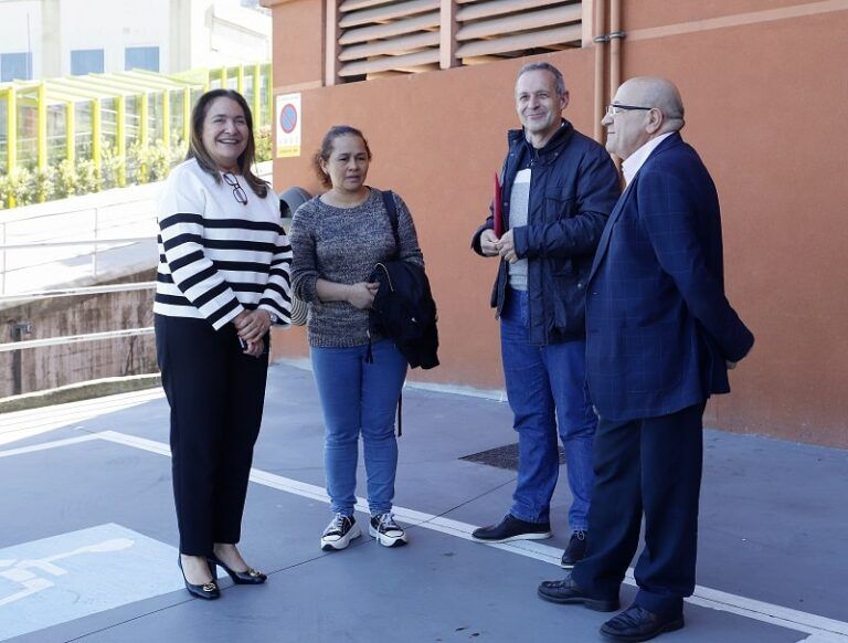 A Xunta entrega as chaves dunha vivenda pública en alugueiro no barrio vigués de Teis   