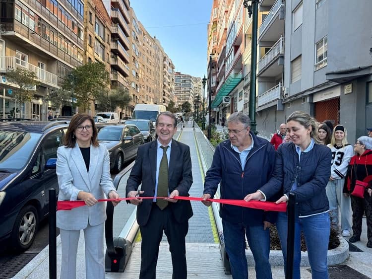 Abel Caballero inaugura las rampas mecánicas de la calle Escultor Gregorio Fernández