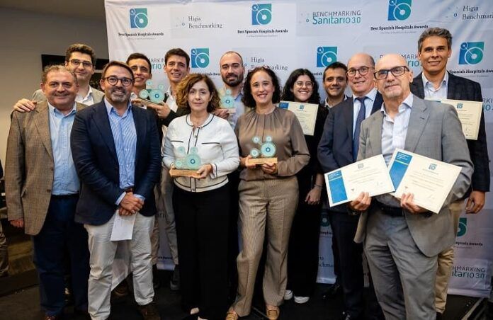 241016 Profesionales y directivos de Vithas posan con sus galardones en la sexta edición de los Premios BSH-min