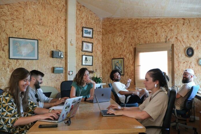 Coliving de Sende (Lobeira). Por favor, firmade a foto a Nemanja Knezevic-min