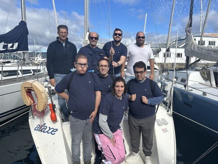 Más de 60 de personas con discapacidad participaron en la tercera edición de la regata inclusiva “Vigo a vela” celebrada hoy en la Ría de Vigo
