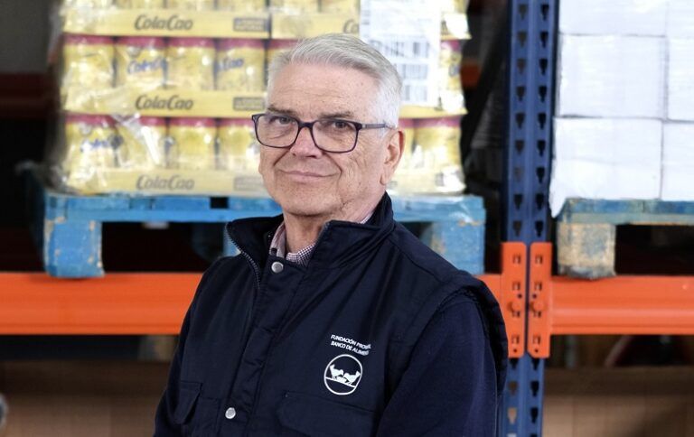 FESBAL otorga la insignia de oro póstuma a Iván Martínez, presidente de la Fundación Provincial Banco de Alimentos
