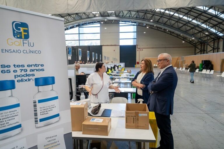 La Área Sanitaria de Vigo ya ha vacunado en el Ifevi a cerca de 12.000 personas de entre 70 y 79 años contra la gripe y la COVID-19