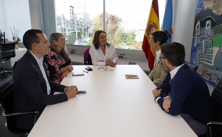 Ana Ortiz recibe al nuevo director-gerente del Hogar y Clínica San Rafael de Vigo