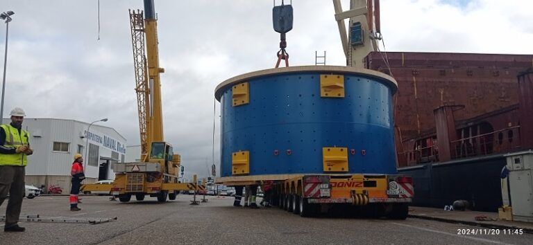 El Puerto de Vigo embarca tres piezas gigantes para un molino industrial con destino a Chile