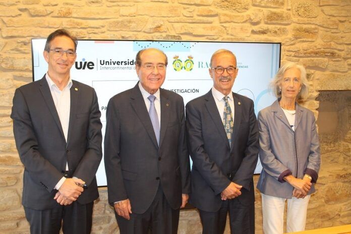 Imaxe da sinatura do convenio entre RAGC e UIE_Pedro Otero, Miguel Ángel Escotet, Juan Manuel Lema Rodicio e Alicia Estévez Toranzo-min Imagen de la firma del convenio entre RAGC y UIE: Pedro Otero, Miguel Ángel Escotet, Juan Manuel Lema Rodicio y Alicia Estévez Toranzo.