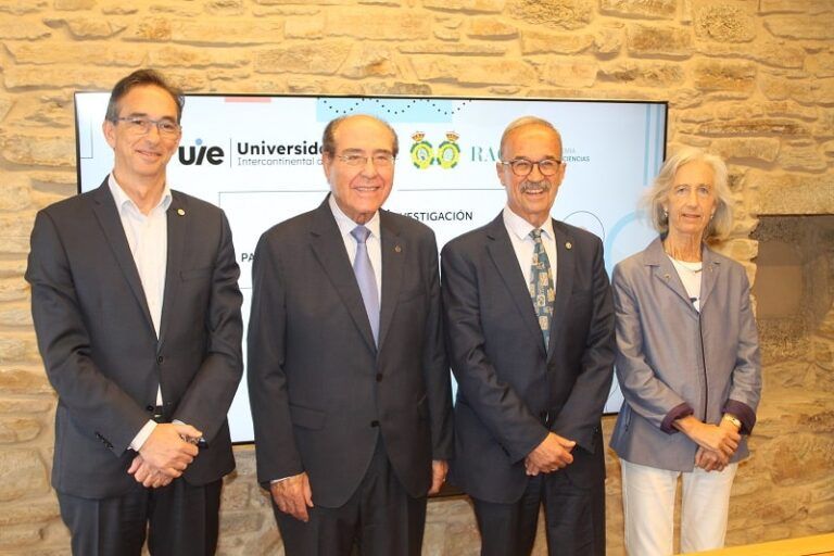 Imagen de la firma del convenio entre RAGC y UIE: Pedro Otero, Miguel Ángel Escotet, Juan Manuel Lema Rodicio y Alicia Estévez Toranzo.