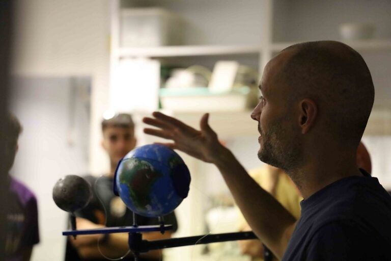 El Instituto Español de Oceanografía celebra la Semana de la Ciencia en Vigo con charlas en bares y más actividades