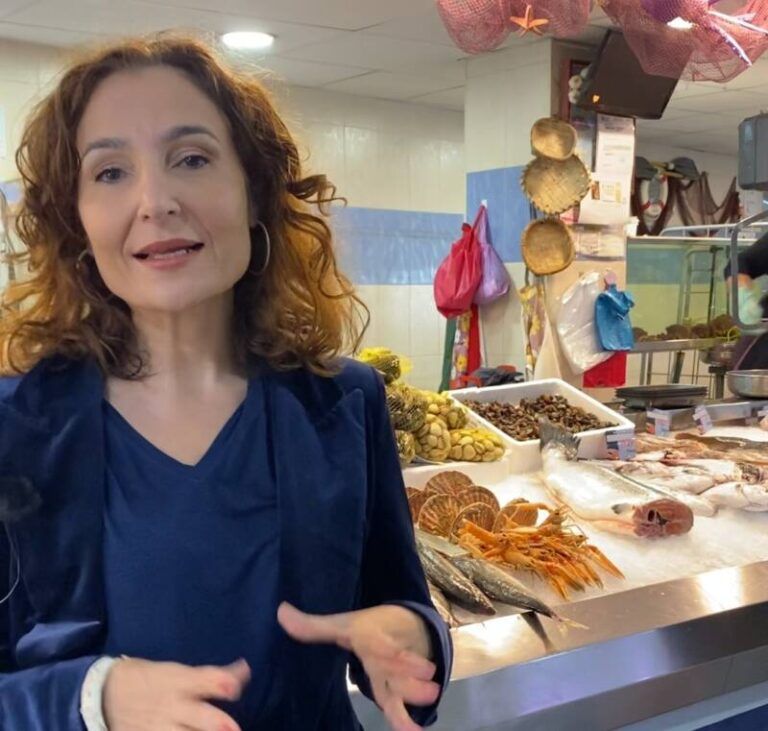 La nutricionista Bertina Ferrández visita el Mercado de Travesas para promover la dieta atlántica y los productos frescos