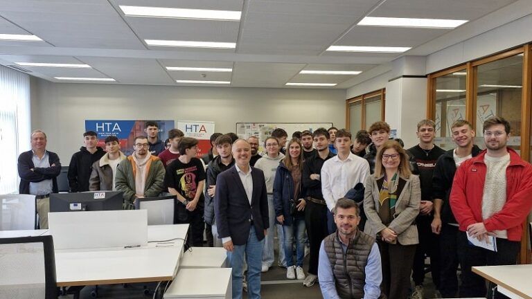 Estudiantes de FP de Vigo visitan el laboratorio de prototipos High Tech Auto en jornadas de puertas abiertas del Autolab