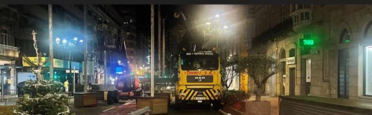 Vecinos del centro de Vigo denuncian al Concello por ruido nocturno durante la instalación de la decoración navideña