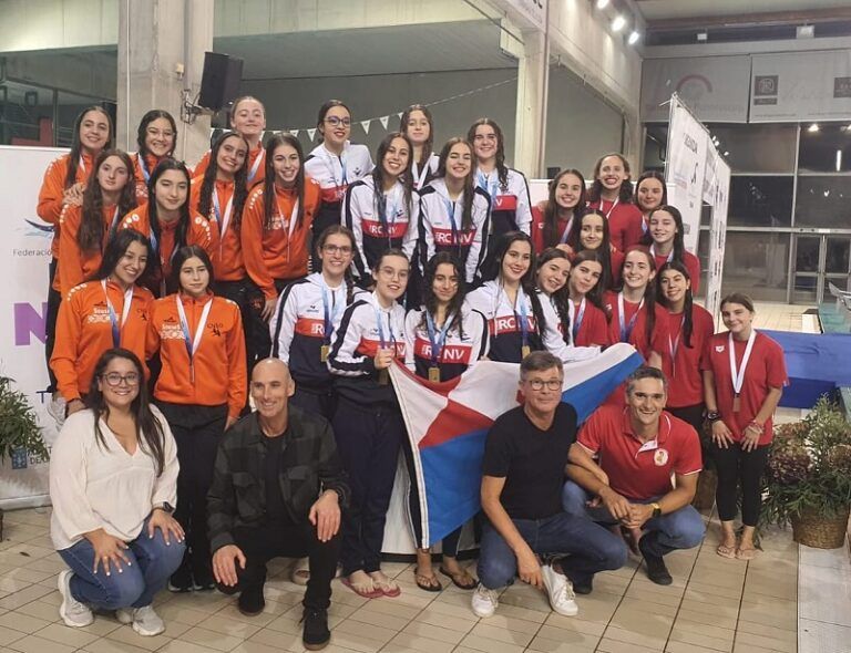 El equipo júnior del Náutico de Vigo se corona campeón gallego de natación artística