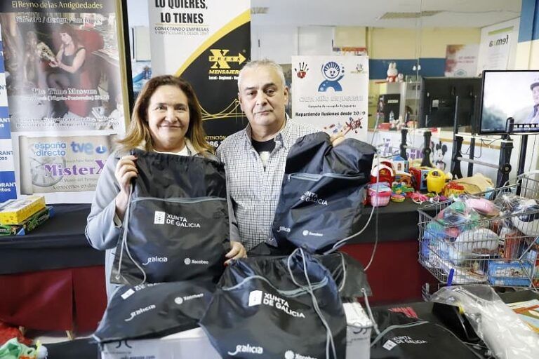 Ana Ortiz entrega material de la Xunta a la campaña “Cada niño un juguete” en Vigo