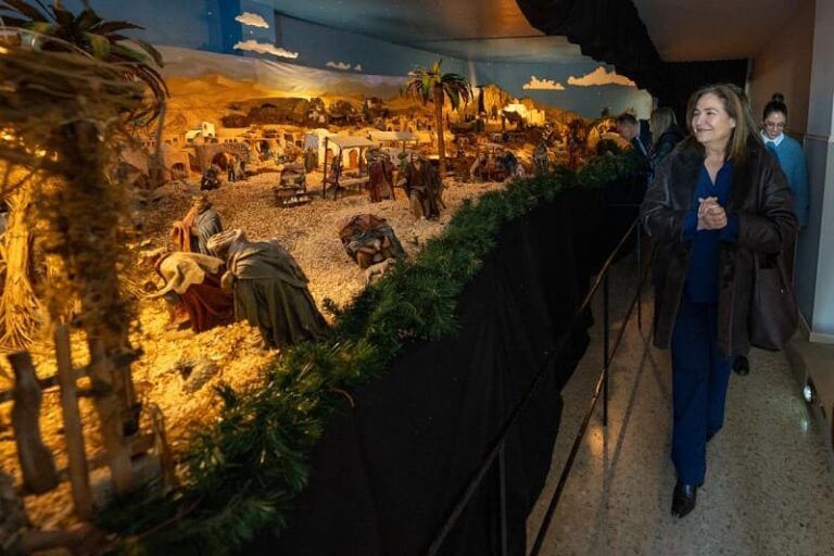 La delegada de la Xunta visita el tradicional belén elaborado por el personal y usuarios de San Rafael de Vigo