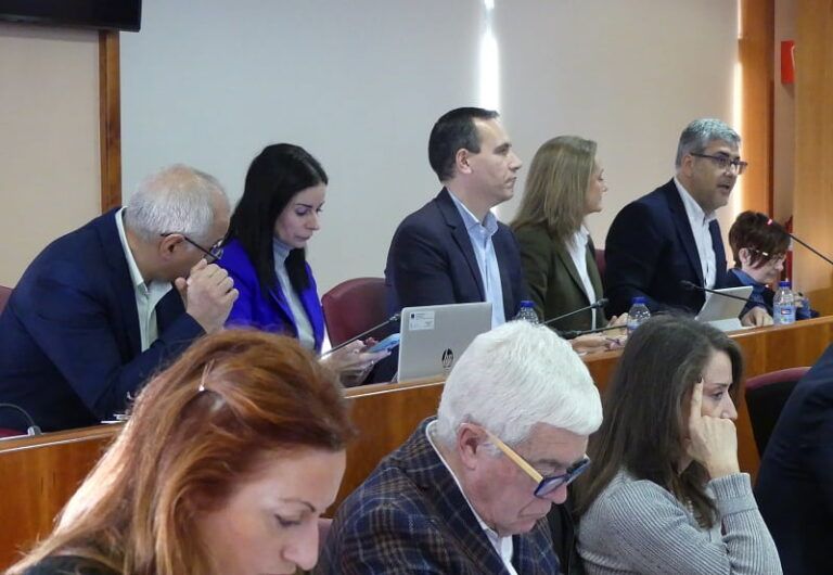 El PP de Vigo exige a Caballero que rompa su “silencio cómplice” con Sánchez tras confirmar Europa que el “tasazo” a la basura no es obligatorio