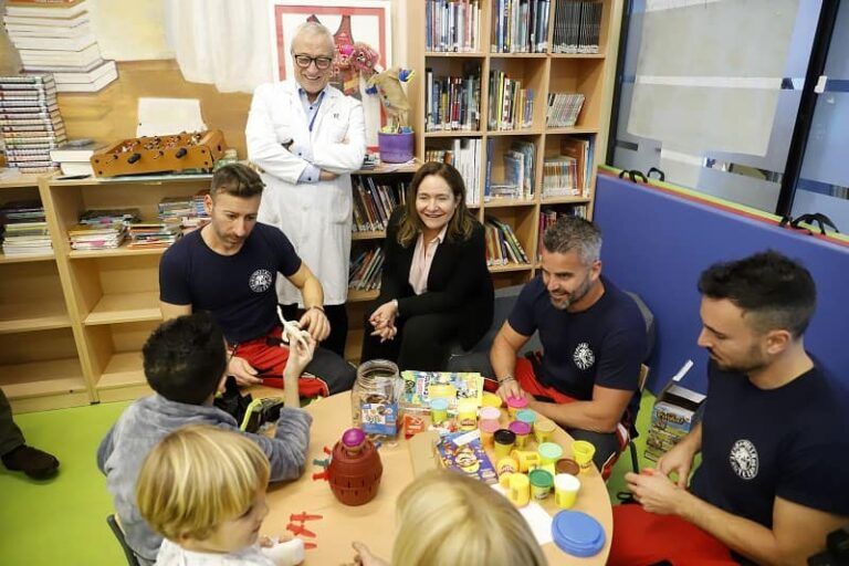 La delegada de la Xunta en Vigo entrega regalos de Navidad a los niños ingresados en el Hospital Álvaro Cunqueiro