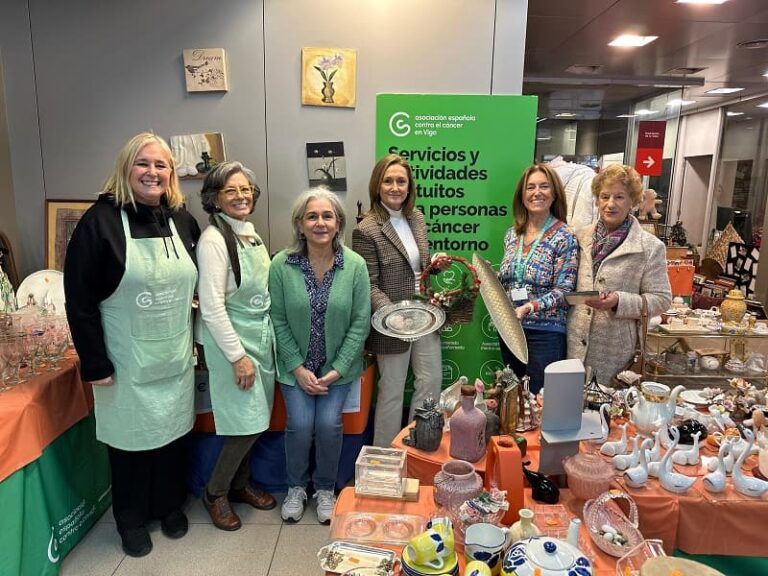 A vicepresidenta Luisa Sánchez visita o mercado de Nadal da Asociación Española Contra o Cancro en Vigo