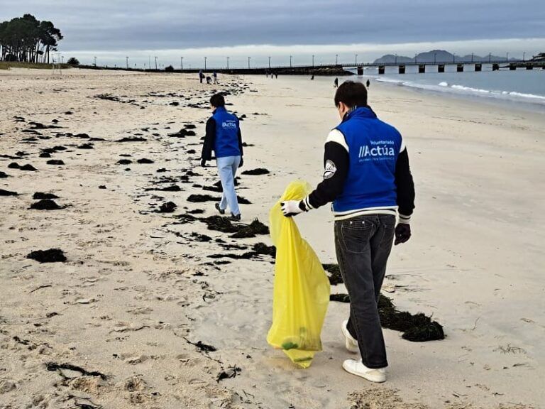 Estudiantes y profesores del Colegio Hogar retiran más de media tonelada de flora invasora y basura marina en A Fontaíña