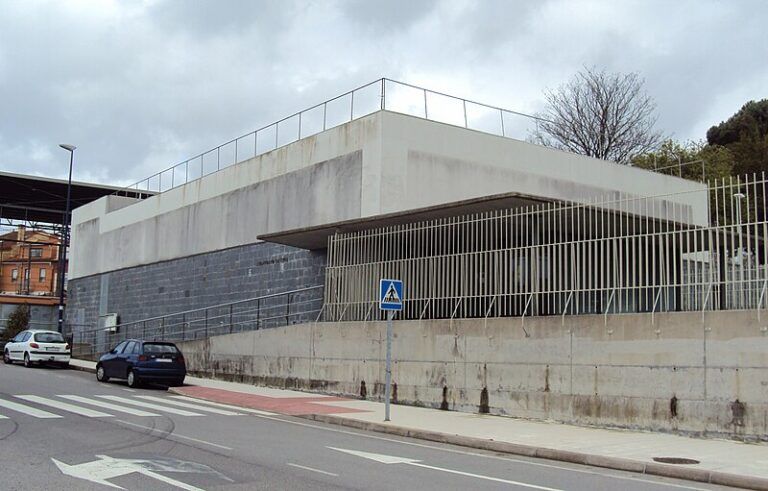 La Asociación Vecinal de Teis denuncia el deterioro del auditorio municipal