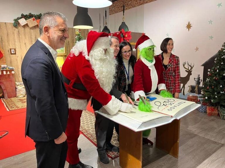 El Grinch se rinde a la Navidad de Vigo con Abel Caballero como mediador
