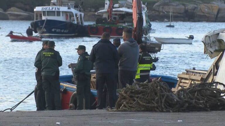 Fallece un hombre en el hundimiento del barco bateeiro ‘Hermanos Rey’ en O Grove