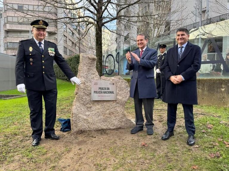 El alcalde inaugura la Plaza de la Policía Nacional en la comisaría de la calle Álvaro Cunqueiro