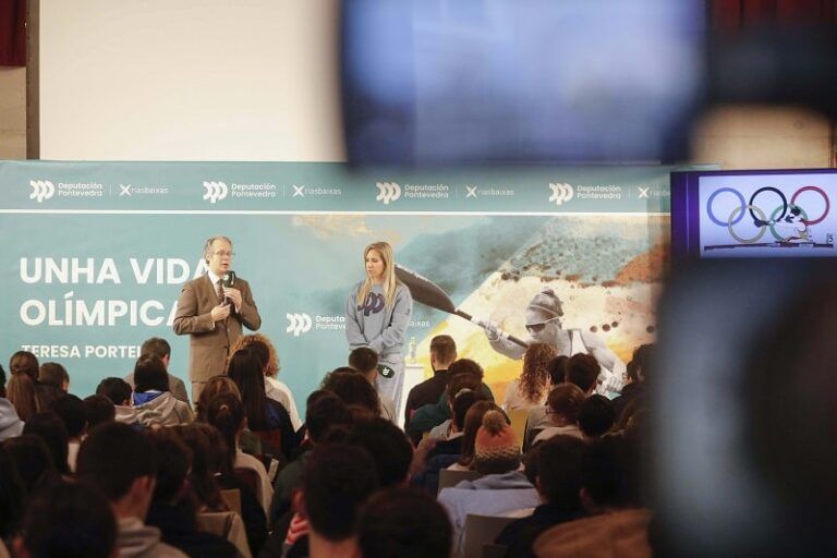 A Deputación despide en Tui o ciclo de conferencias de Teresa Portela sobre a súa vida olímpica e os valores deportivos ante case 200 rapaces