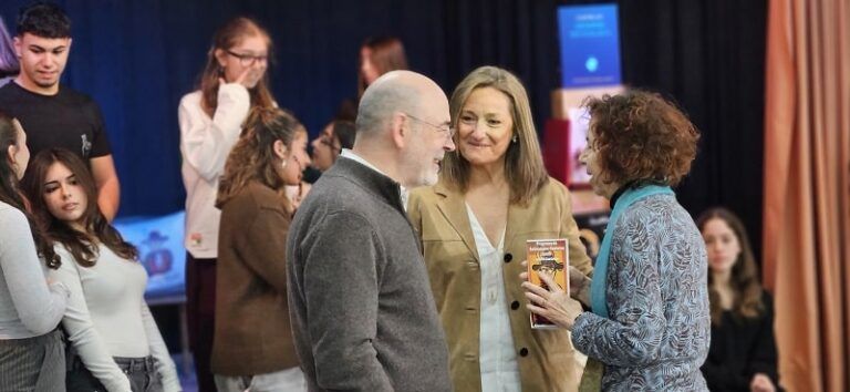Luisa Sánchez remarca a estreita relación entre Castelao e Vigo na conmemoración do 75 aniversario do falecemento do intelectual no IES vigués que leva o seu nome