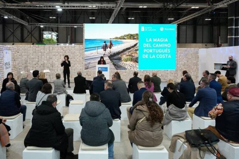 Ana Ortiz invita desde Fitur 2025 a recorrer el Camino Portugués de la Costa y conocer «la ruta mágica y la luz que mejor iluminan Vigo»