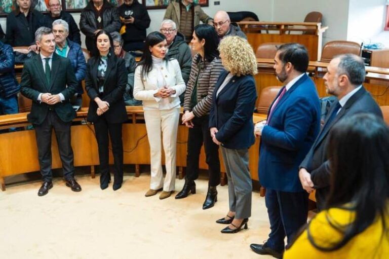 Vecinos, plataforma DefendeMos y corporación municipal de Mos presentes en el debate sobre la nueva A-52 en el Parlamento de Galicia