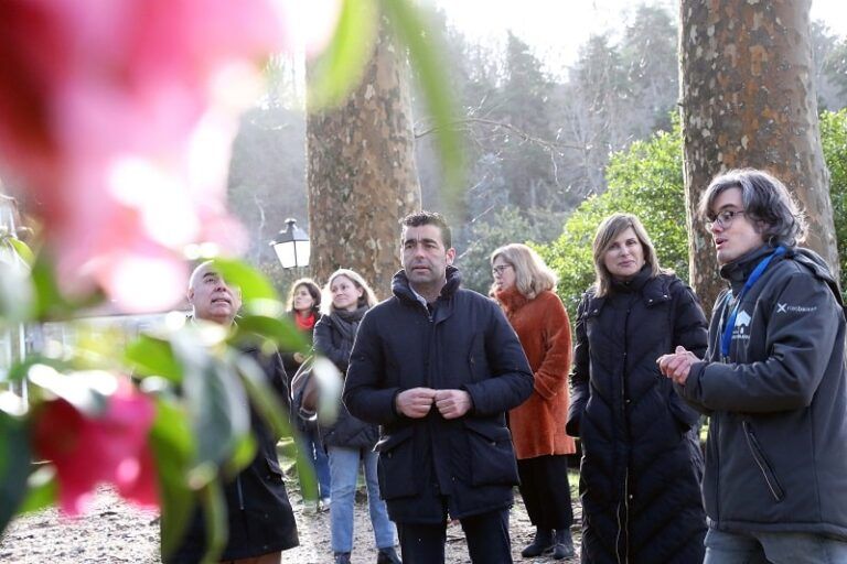 Luis López anuncia scape rooms, talleres culturais e visitas sobre a camelia para festexar no castelo de Soutomaior o mes da flor das Rías Baixas