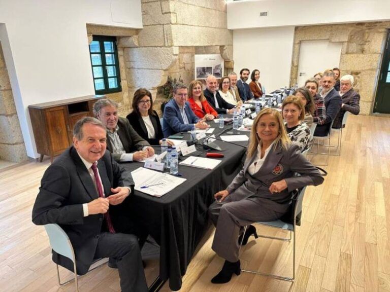 O Goberno de Vigo reúnese no renovado Pazo de Raposeira